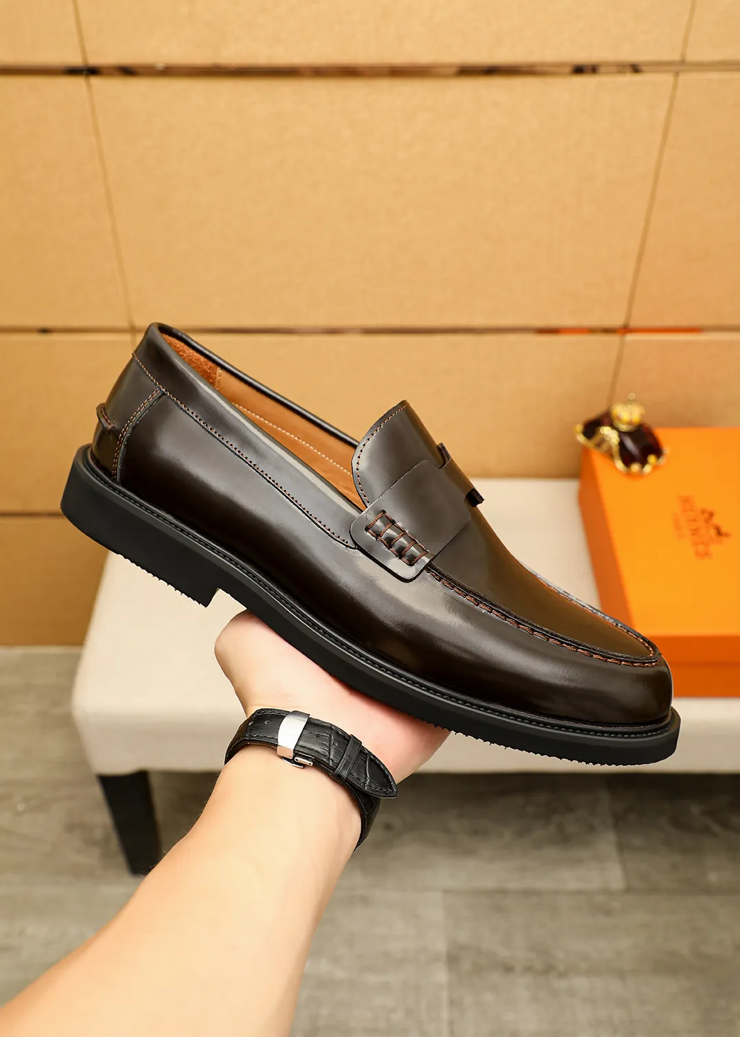 Men's shoes 💰460 💐 Product trademark: HERMES "Hermès" casual leather shoes Regular size: 38-44 (45.46🉑️customized) Product materials: Selected imported first-layer open-edge beaded cowhide leather upper + luxury hardware buckle, imported water-dyed 🐂 cowhide lining. Strong three-dimensional visual effect, foam outsole Color: 4⃣️colors available